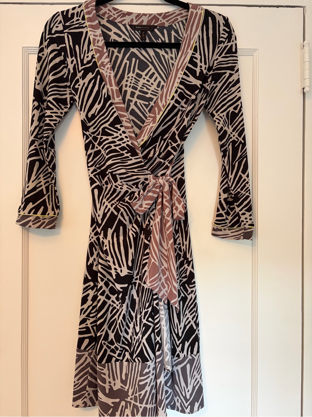 BCBGMaxAzria Black and Beige Patterned Wrap Robe